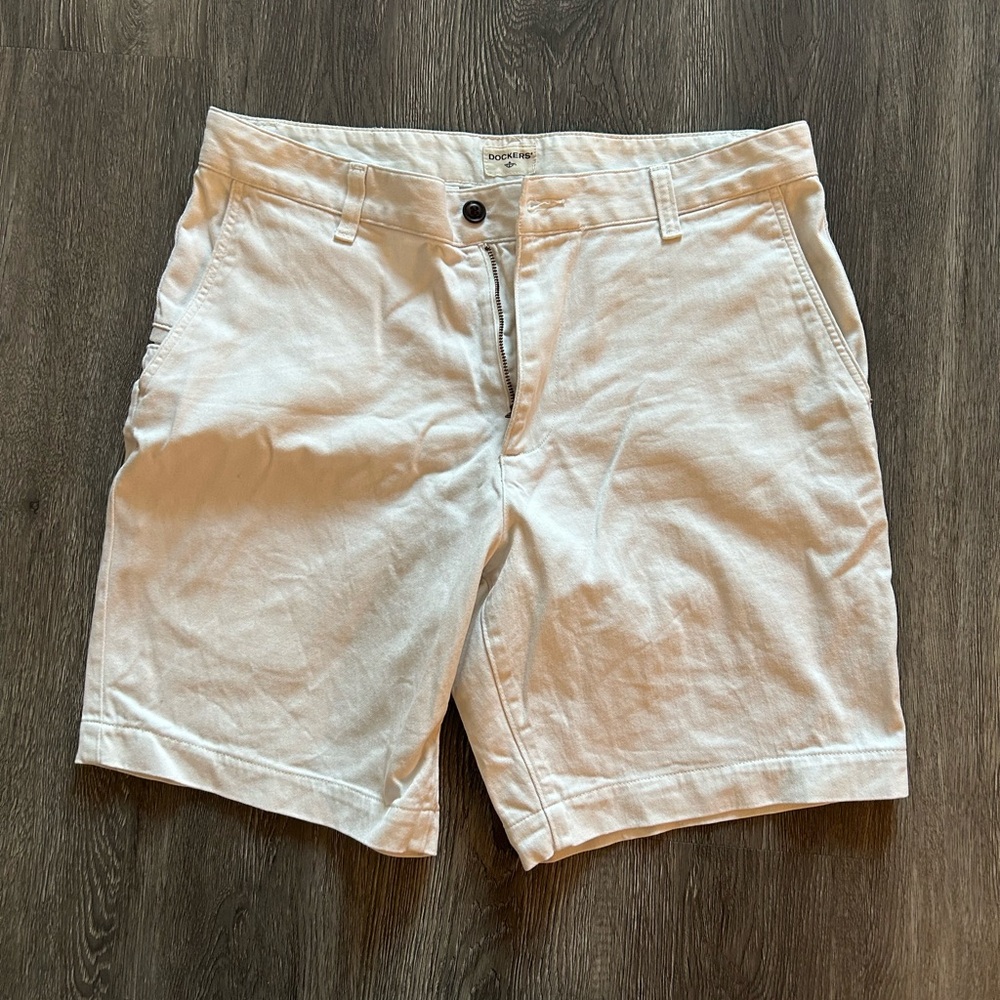 DOCKERS men’s white cargo shorts 
Size 33